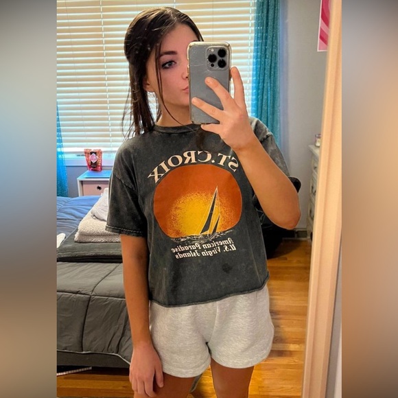 Brandy Melville T-Shirt - Picture 2 of 4